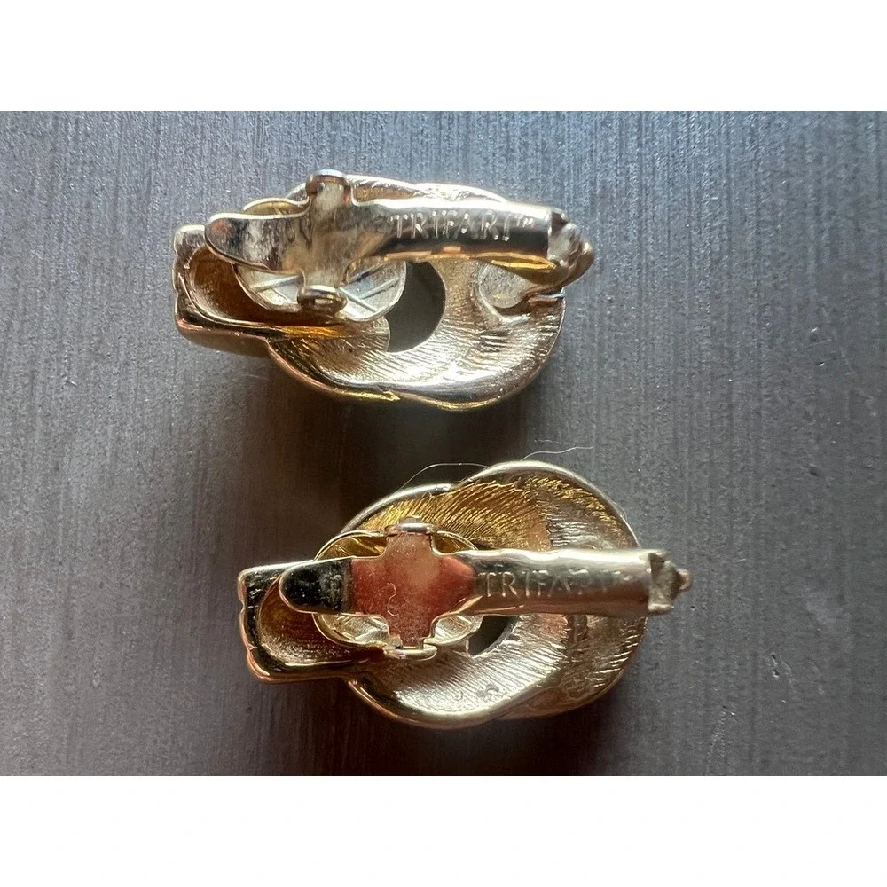 Trifari vintage clip